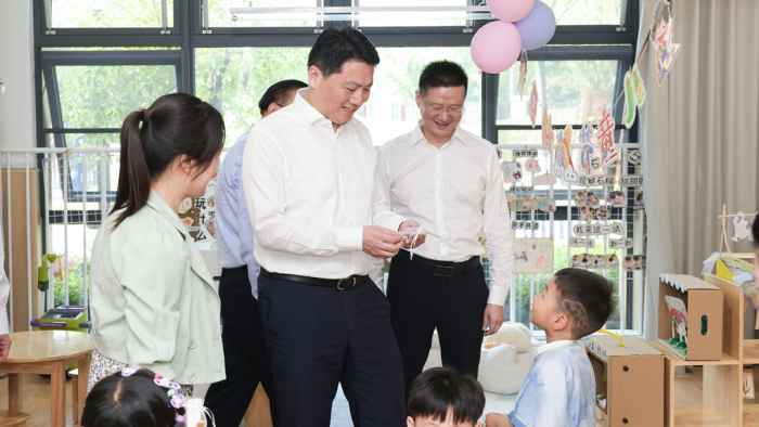 姜冬冬开展“六一”走访慰问活动